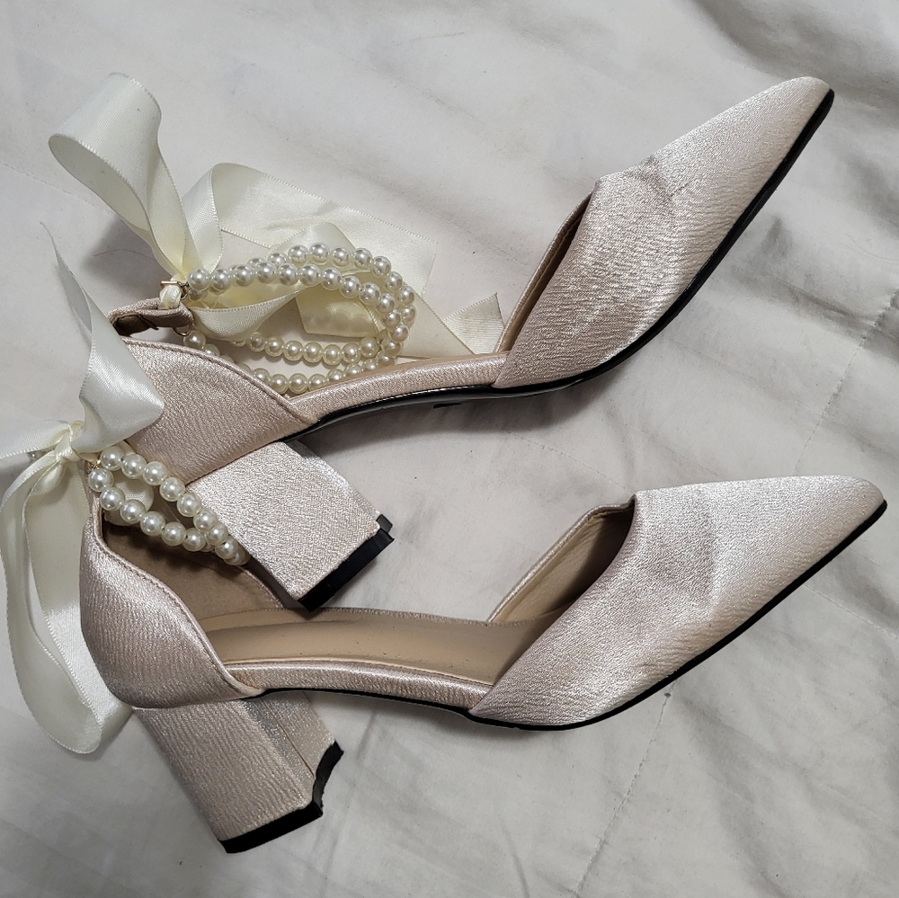 Pearls and bow heel shoes | Size 8